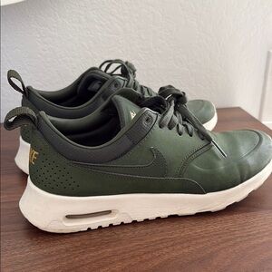 Nike women’s Green Sneakers